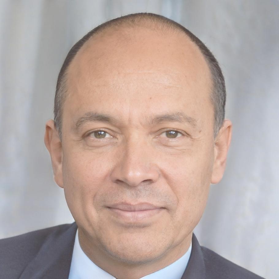 Retrato profesional de empresario confiado tras recibir asesoramiento financiero efectivo
